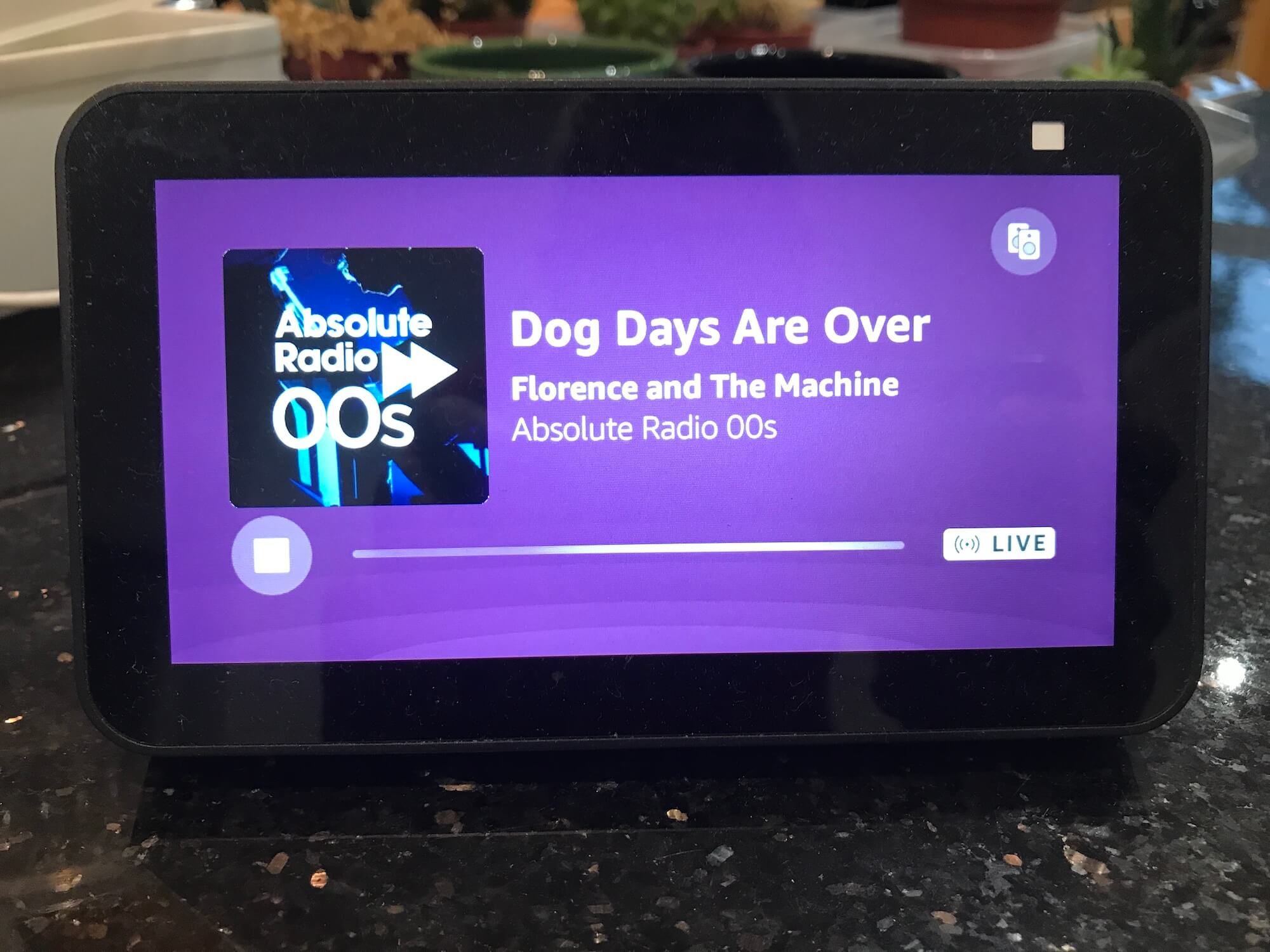 Absolute Radio 00's manages to show what's playing just fine!